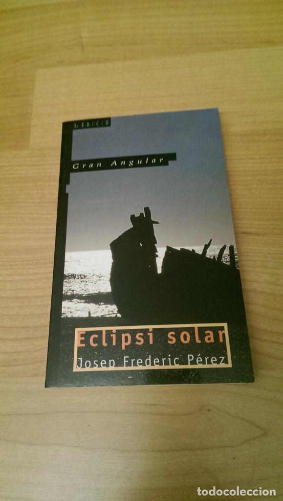 Libros de segunda mano: LIBRO &laquo;ECLIPSI SOLAR&raquo;. JOSEP FREDERIC P&Eacute;REZ. COLECCI&Oacute;N &laquo;GRAN ANGULAR&raquo;. EDITORIAL CRU&Iuml;LLA - Foto 1