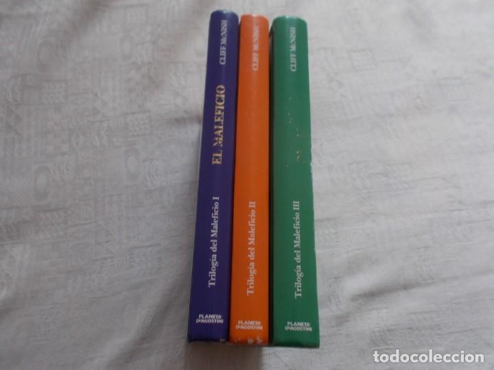 Libros de segunda mano: TRILOG&Iacute;A DEL MALEFICIO Completa - Foto 2