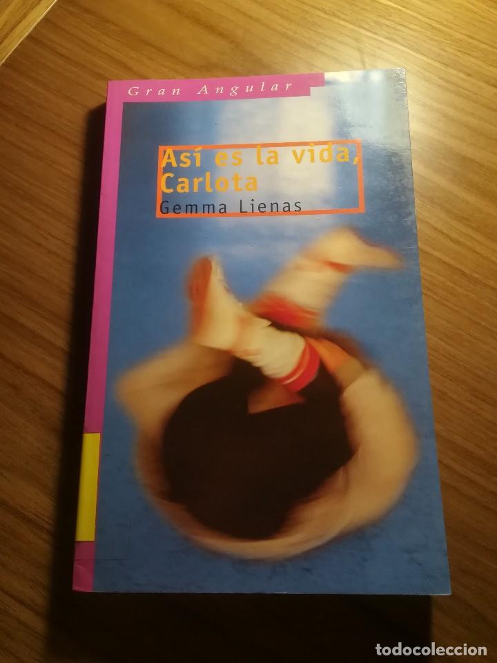 Libros de segunda mano: ASI ES LA VIDA, CARLOTA GEMMA LIENAS GRAN ANGULAR 2005 - Foto 1