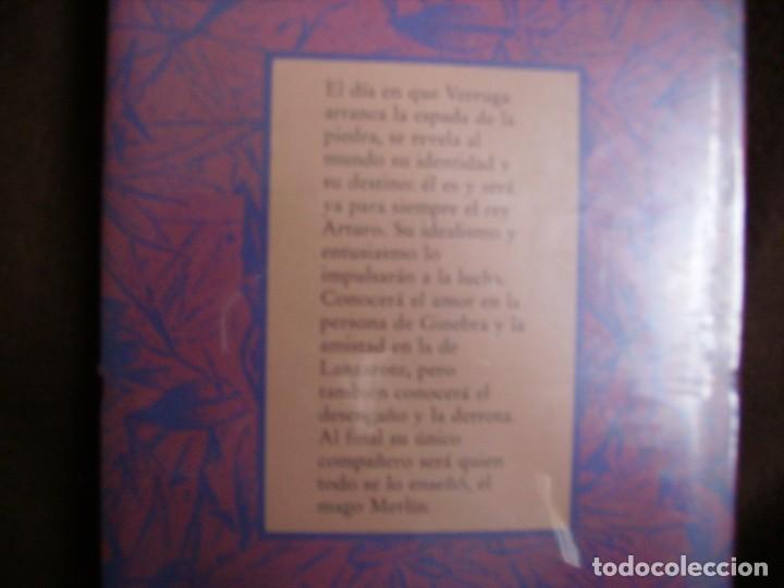 Libros de segunda mano: CAMELOT. EL LIBRO DE MERL&Iacute;N - Foto 2