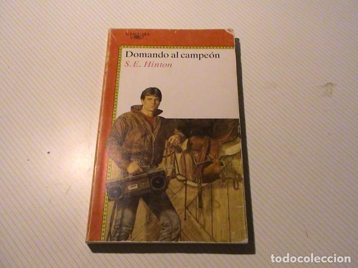 Libros de segunda mano: Domando al campe&oacute;n (S.E. Hinton) - Foto 1