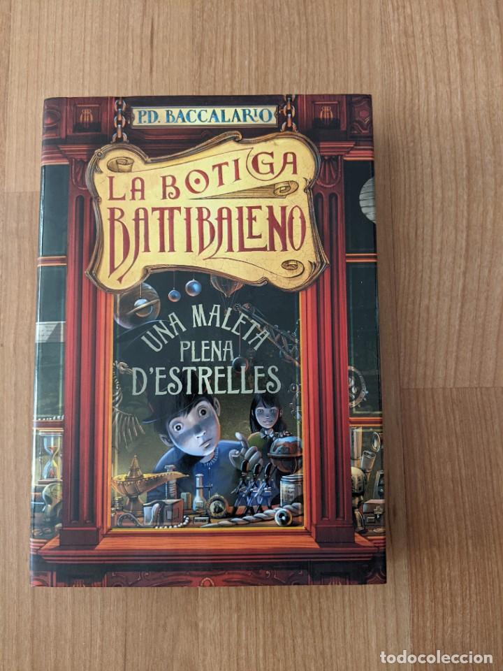 Libros de segunda mano: LA BOTIGA BATTIBALENO. UNA MALETA PLENA D'ESTRELLES.