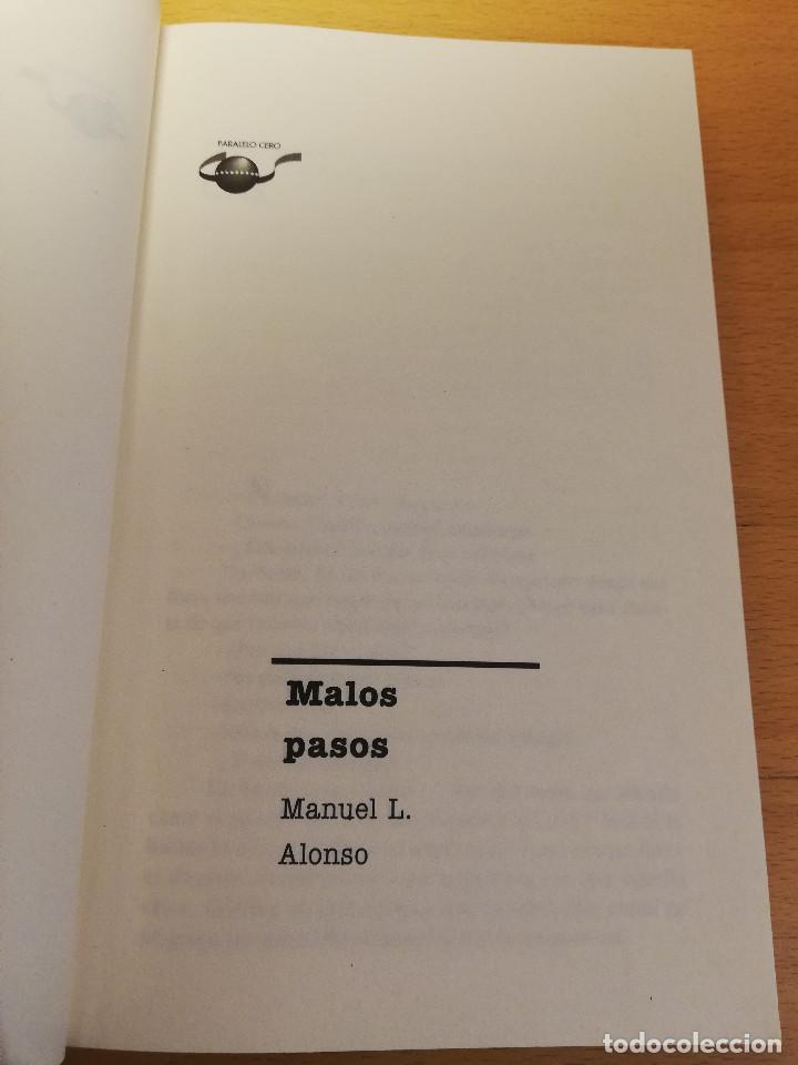 Libros de segunda mano: MALOS PASOS (MANUEL L. ALONSO) - Foto 2