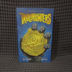 Libros de segunda mano: TROLLHUNTERS. CAZADORES DE TROLLS (GUILLERMO DEL TORO)