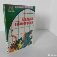 Libros de segunda mano: ELS DRACS ESTAN DE PEGA (FRANZ SALES SKIENITZKA) GRIJALBO-1995 (EN CATALÁN). Lote 402372414