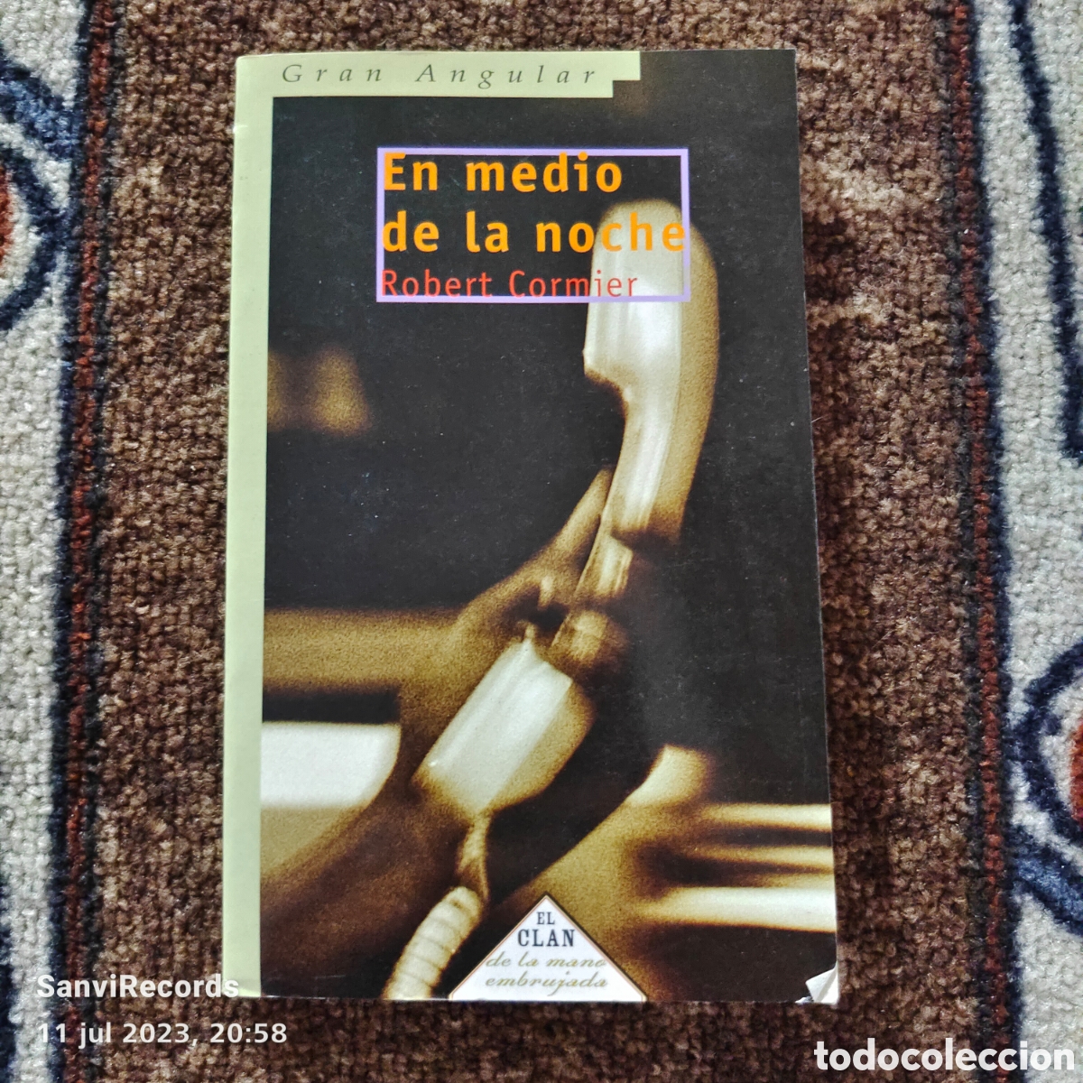 Libros de segunda mano: EN MEDIO DE LA NOCHE (ROBERT CORMIER) (SM, GRAN ANGULAR) - Foto 1