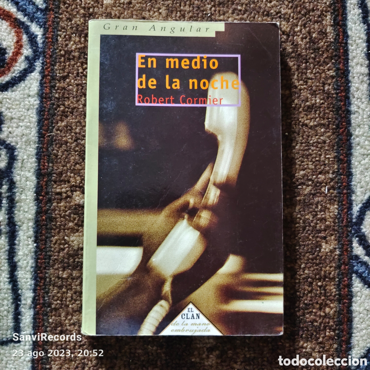 Libros de segunda mano: EN MEDIO DE LA NOCHE (ROBERT CORMIER) (SM, GRAN ANGULAR) - Foto 1