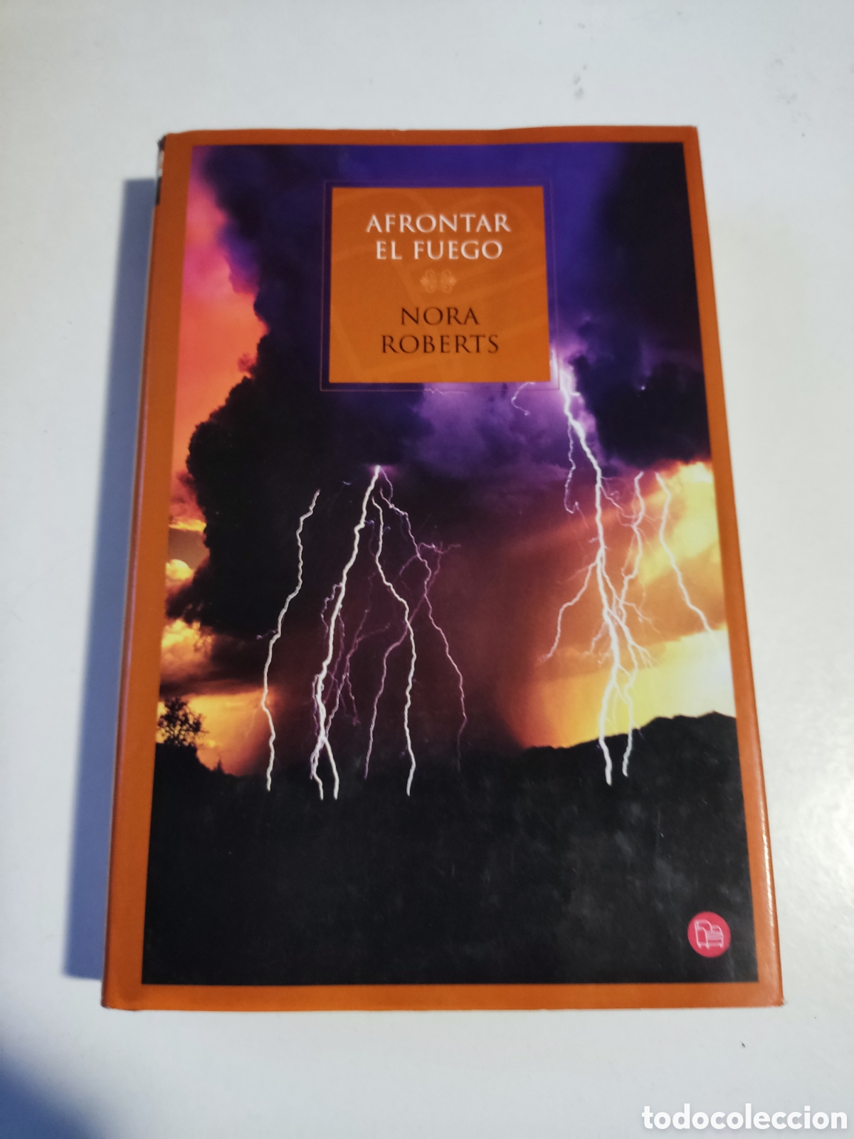 Libros de segunda mano: Libro afrontar el fuego de Nora Roberts - Foto 1