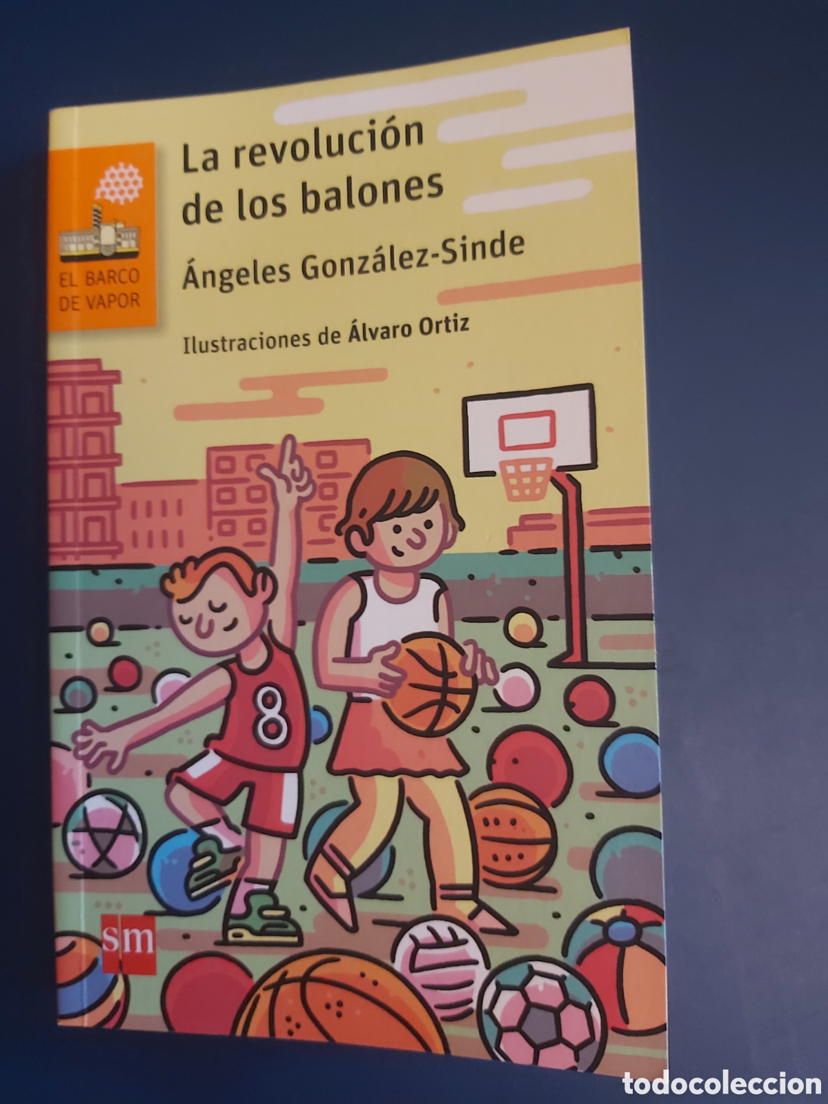 Libri di seconda mano: QUELA LIBRO. LA REVOLUCI&Oacute;N DE LOS BALONES &Aacute;NGELES GONZ&Aacute;LEZ SINDE ILUSTRACIONES &Aacute;LVARO ORTIZ BARCO VA