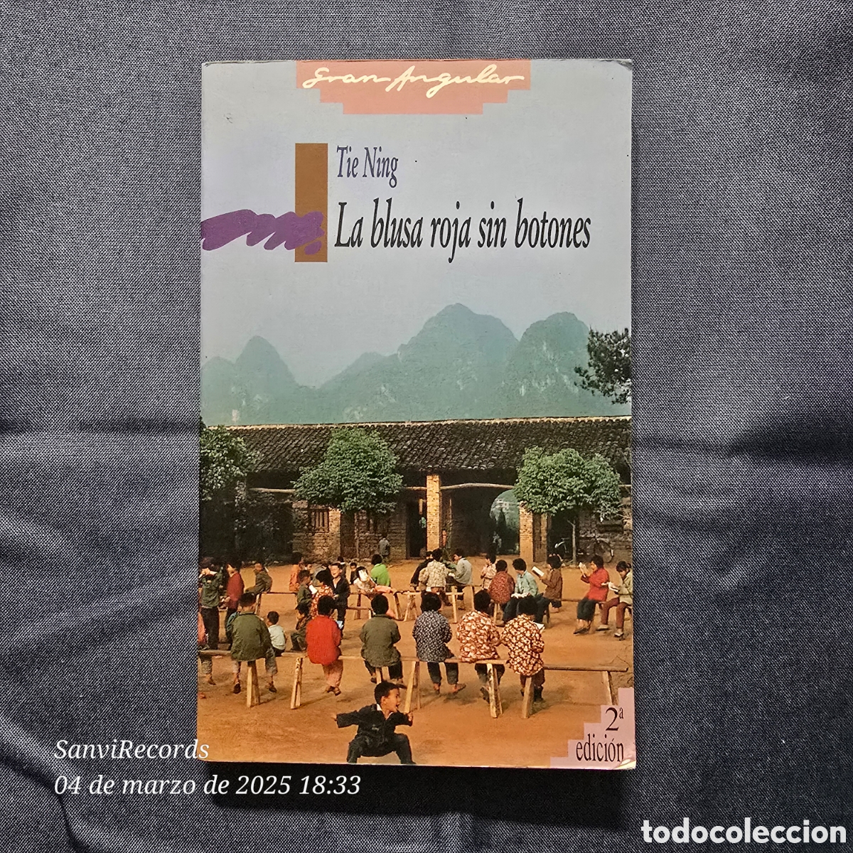 Libros de segunda mano: LA BLUSA ROJA SIN BOTONES (TIE NING) (SM, GRAN ANGULAR) - Foto 1