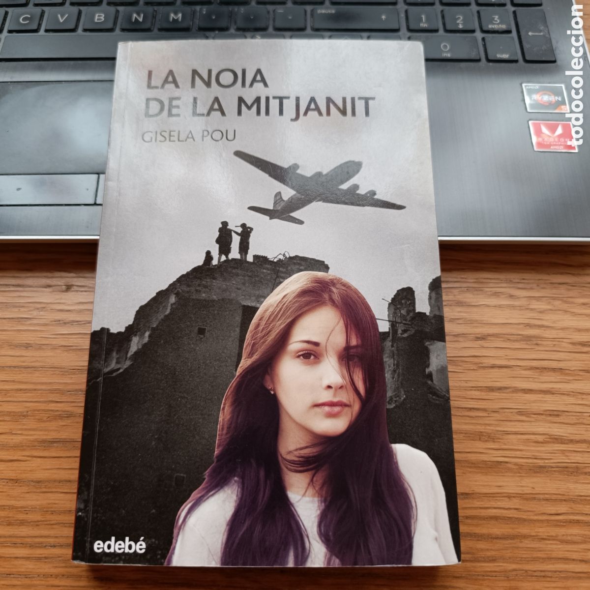 Libros de segunda mano: DEDICADO - GISELA POU - LA NOIA DE LA MITJANIT - EDEB&Eacute; 2015 - 2a EDICI&Oacute; - PERISCOPI