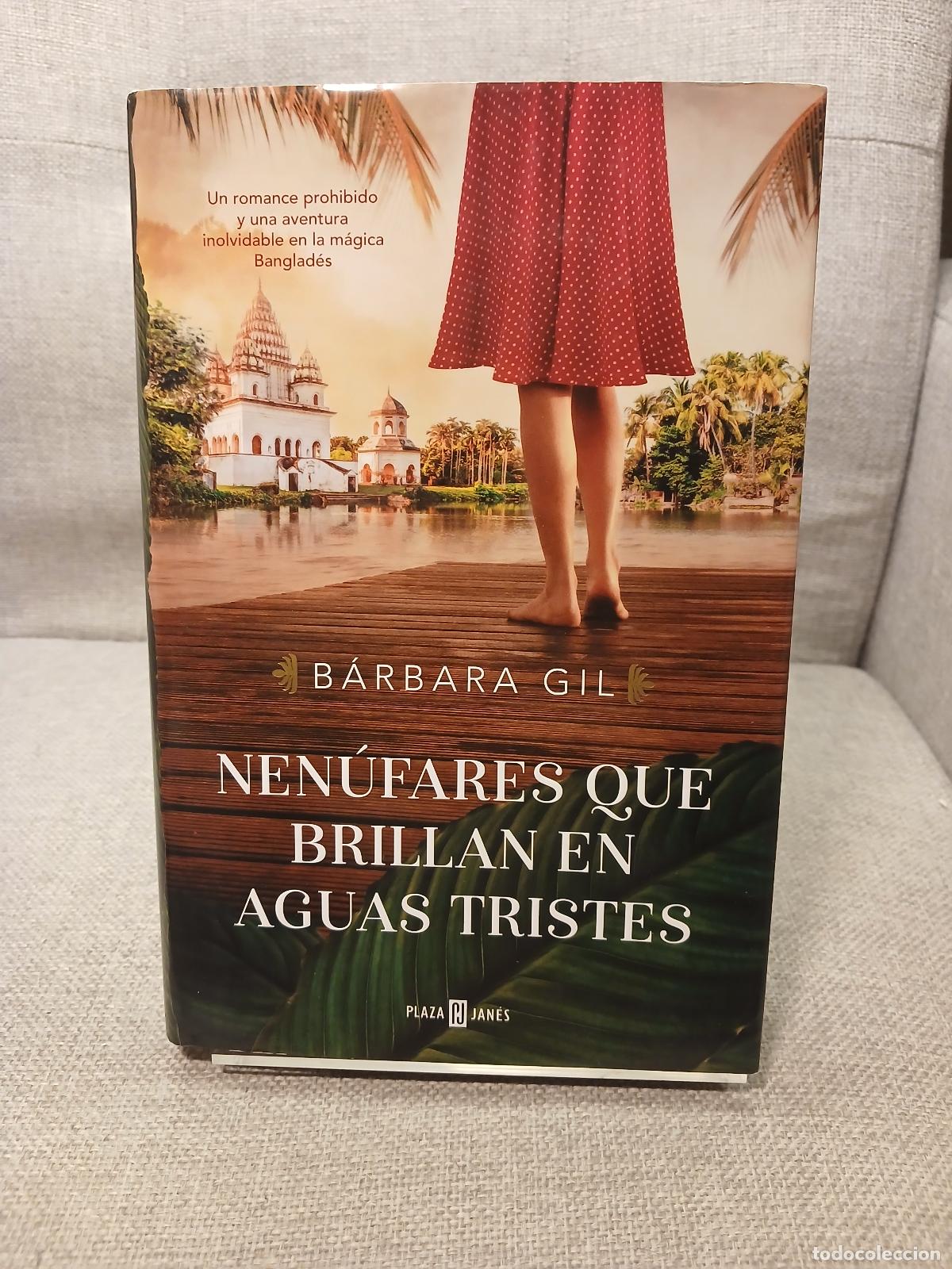 Libri di seconda mano: Nen&uacute;fares que brillan en aguas tristes / Water Lilies that Glow in Sad Waters - Barbara Gil