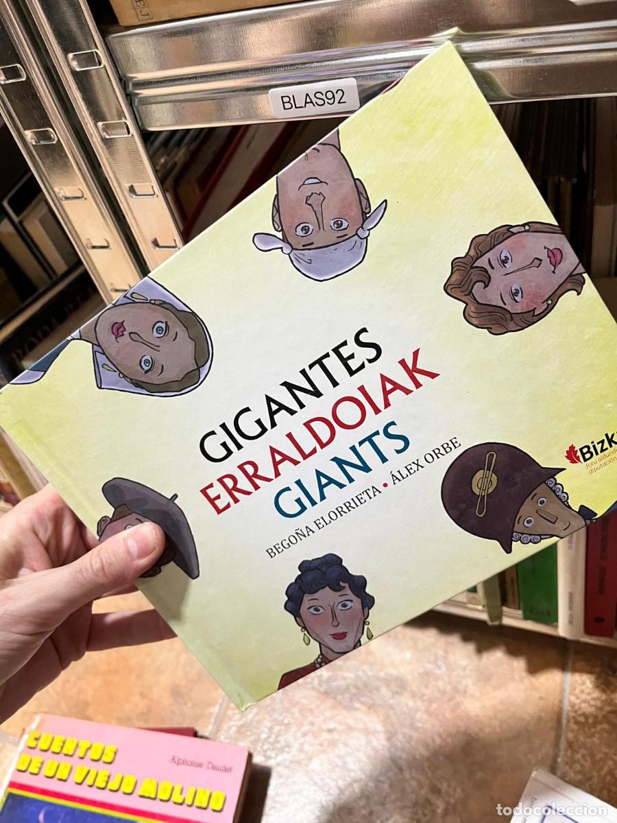 Libri di seconda mano: BLAS92 Gigantes / Erraldoiak / Giants &ndash; Bego&ntilde;a Elorrieta, &Aacute;lex Orbe &ndash; Bizkaiko Foru Aldundia (Diputa