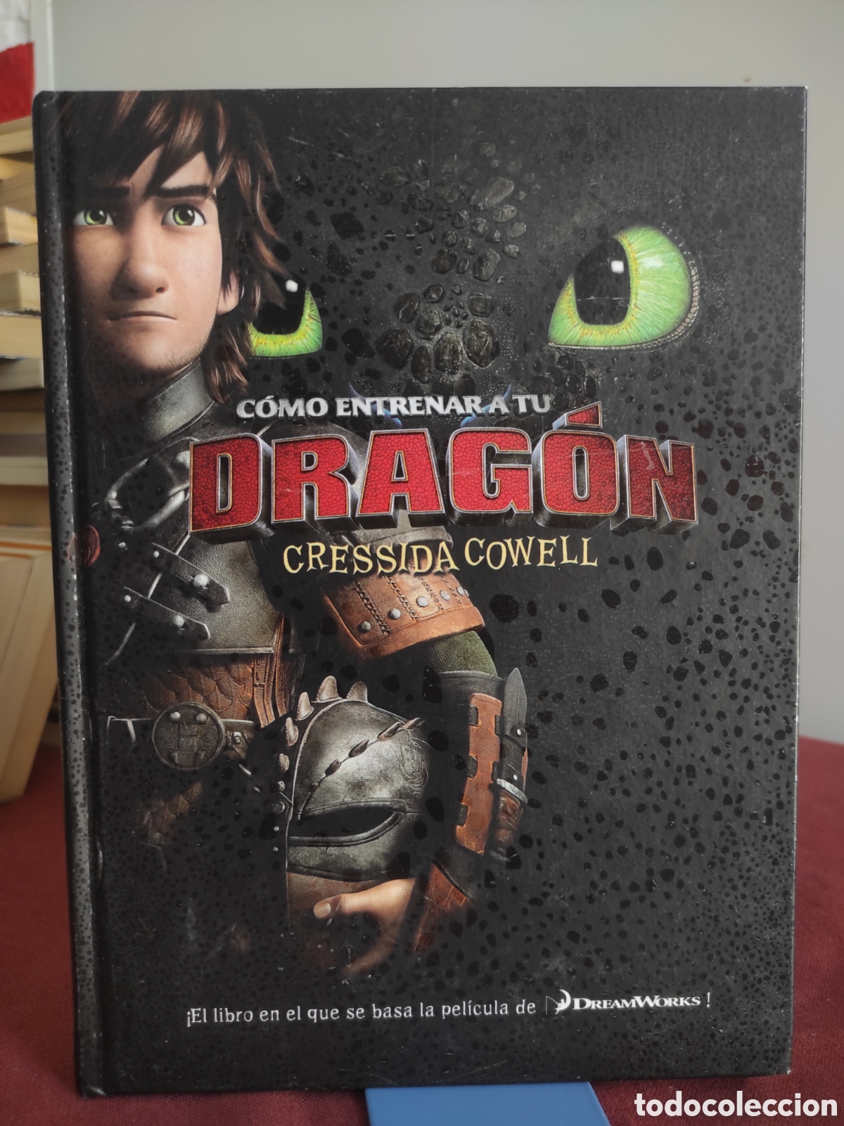 Libros de segunda mano: C&oacute;mo entrenar a tu drag&oacute;n. Cressida Cowell. El libro en que se basa la pel&iacute;cula. Ediciones SM