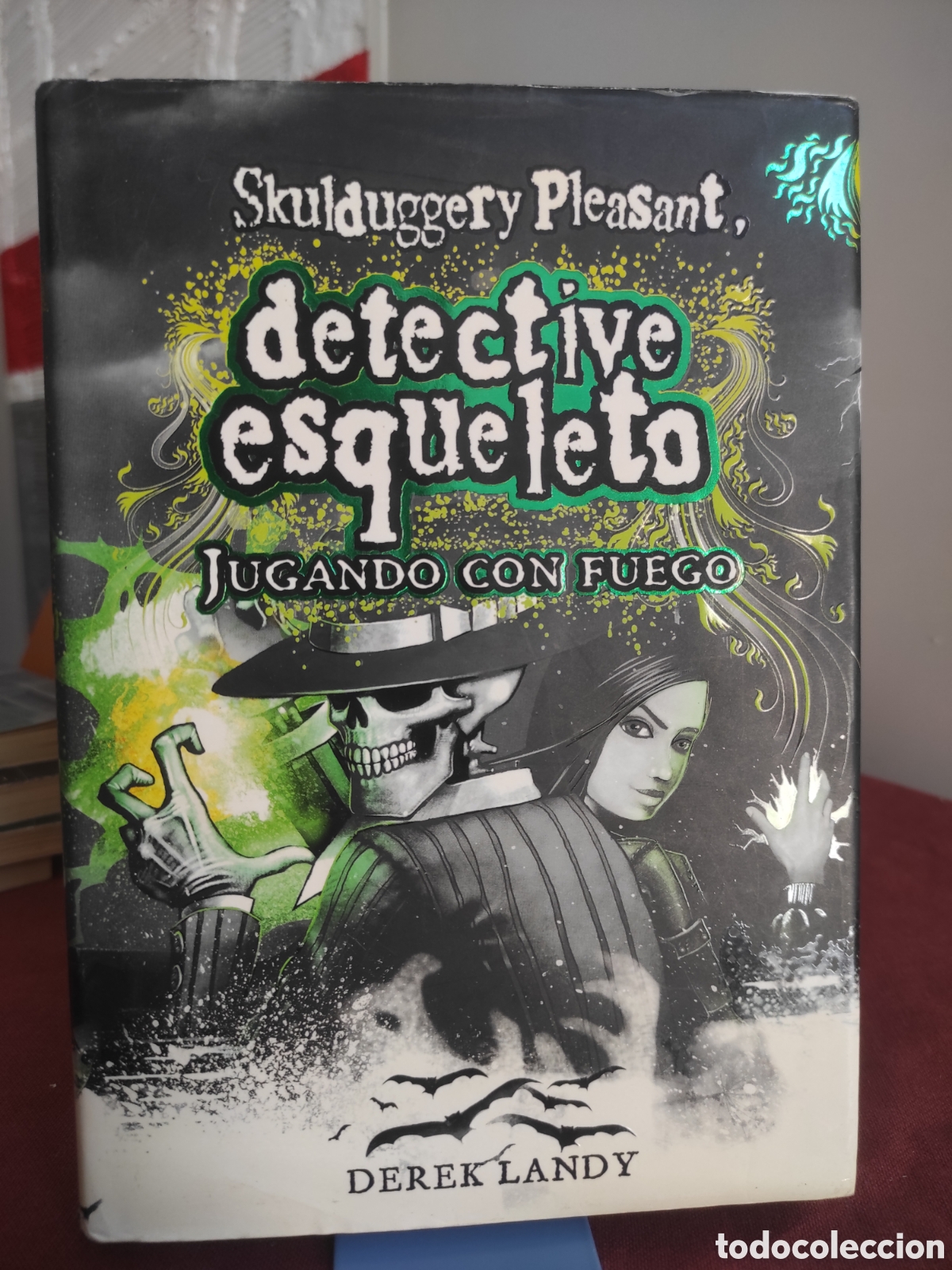 Libros de segunda mano: Detective Esqueleto - Skulduggery Pleasant - Jugando Con Fuego (PEDIDO MINIMO 10&euro;)