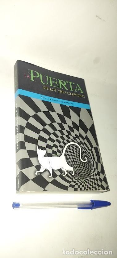 Libros de segunda mano: La puerta de los tres cerrojos. Sonia Fern&aacute;ndez Vidal - La Galera 50 Joven 2013 - ISBN 9788424642822