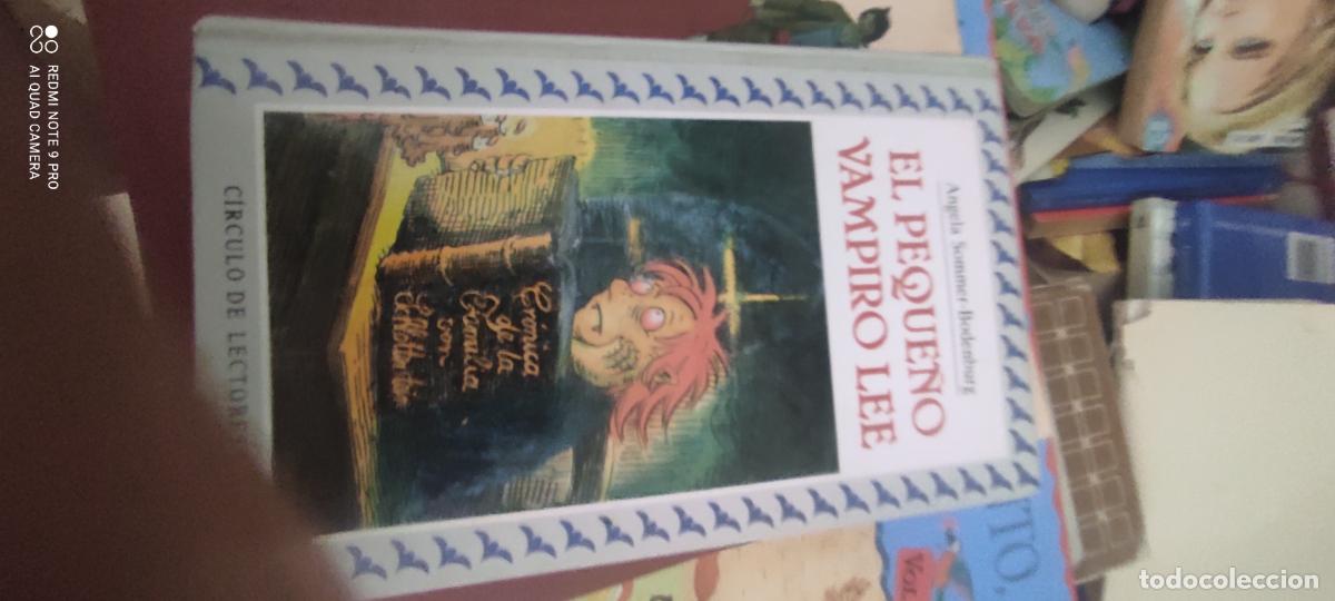 Libros de segunda mano: EL PEQUE&Ntilde;O VAMPIRO LEE, DE ANGELA SOMMER-BODENBURG. ILUSTRADO POR AMELIE GLIENKE.