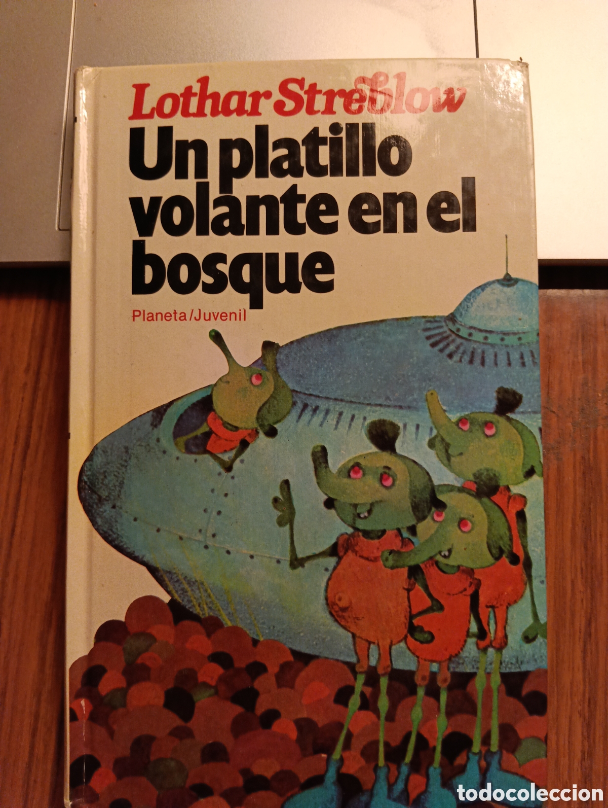 Libros de segunda mano: Un platillo volante en el bosque, Lothar Streblow