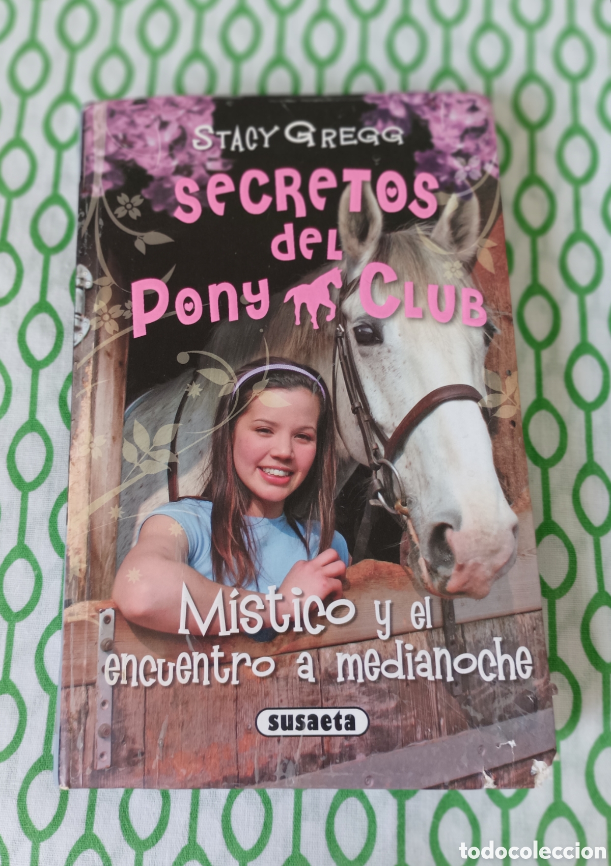 Libros de segunda mano: LIBRO - M&iacute;stico y el encuentro a medianoche, Stacy Gregg. SECRETOS DEL PONY CLUB, vol. 1. SUSAETA