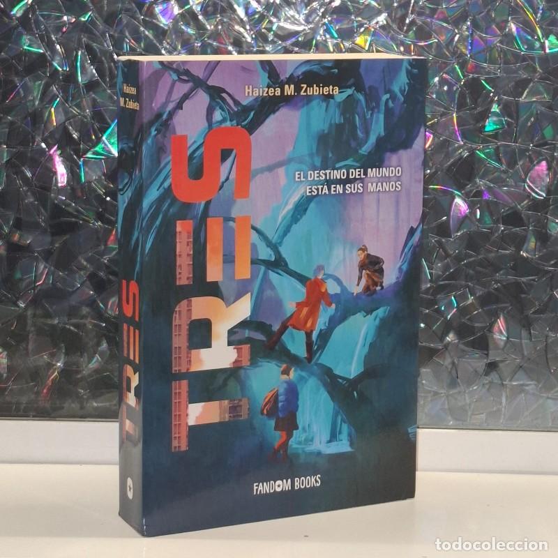 Livros em segunda m&atilde;o: Tres: El Destino del Mundo Est&aacute; en Sus Manos - Haizea M. Zubieta - Fandom Books