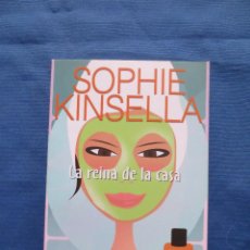 Libros de segunda mano: LA REINA DE LA CASA / SOPHIE KINSELLA. Lote 313091623