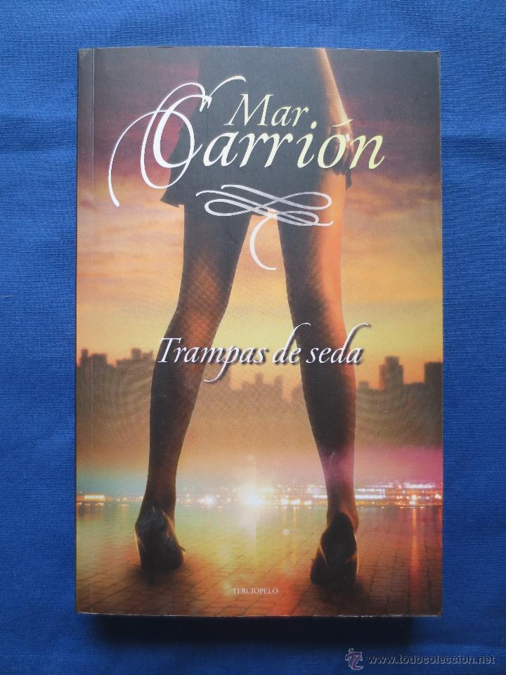 Libros de segunda mano: TRAMPAS DE SEDA / MAR CARRI&Oacute;N - Foto 1