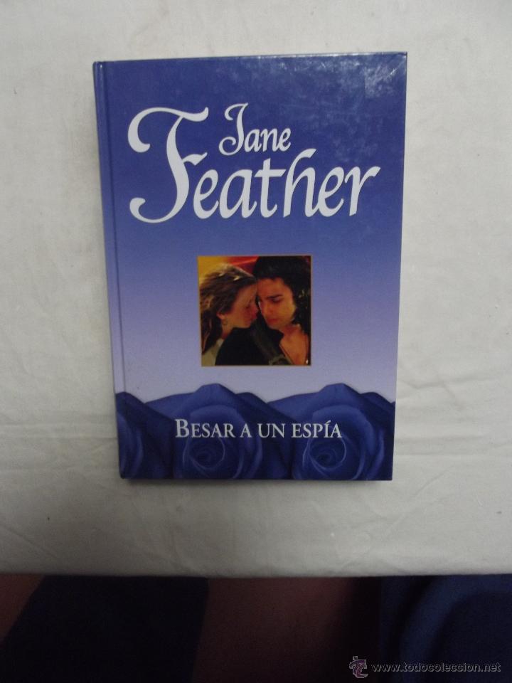 Libros de segunda mano: BESAR A UN ESPIA DE JANE FEATHER - Foto 1