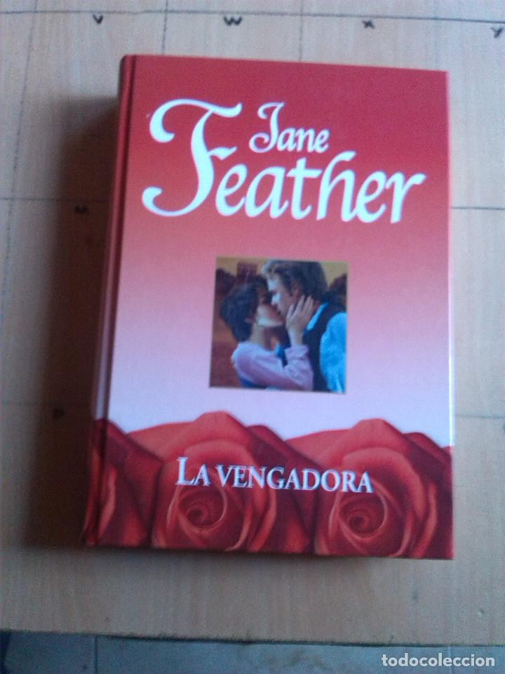 Libros de segunda mano: JANE FEATHER - LA VENGADORA - Foto 1