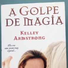 Libros de segunda mano: KELLEY ARMSTRONG - A GOLPE DE MAGIA - 1º EDICIÓN SEPTIEMBRE 2006 - EDICIONES 2006 SANTILLANA