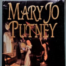 Libros de segunda mano: MARY JO PUTNEY - FALSA IDENTIDAD - 1999 BY EDICIONES URANO, S.A.- TITANIA