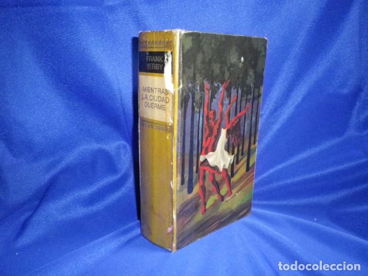 Libros de segunda mano: Mientras la ciudad duerme - Foto 1