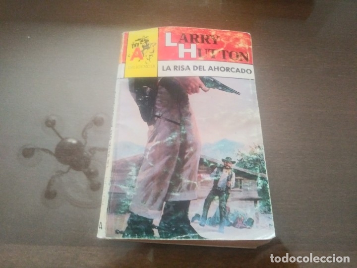 Libros de segunda mano: Libro NOVELA. LARRY HUTTON La risa del ahorcado N&deg; 112 - Foto 1