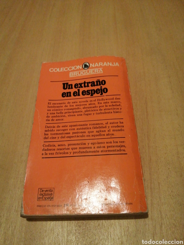 Libros de segunda mano: Un extra&ntilde;o en el espejo. Sidney Sheldon. - Foto 2