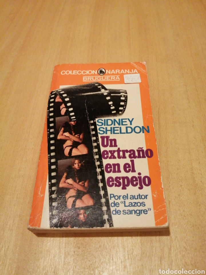 Libros de segunda mano: Un extra&ntilde;o en el espejo. Sidney Sheldon. - Foto 1