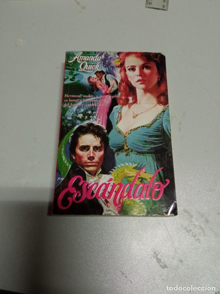Libros de segunda mano: ESC&Aacute;NDALO - Quick,Amanda - Foto 1