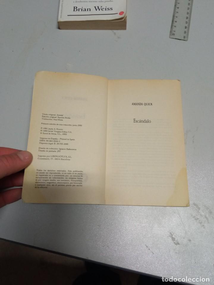 Libros de segunda mano: ESC&Aacute;NDALO - Quick,Amanda - Foto 2