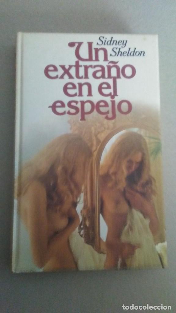 Libros de segunda mano: UN EXTRA&Ntilde;O EN EL ESPEJO - SIDNEY SHELDON - Foto 1