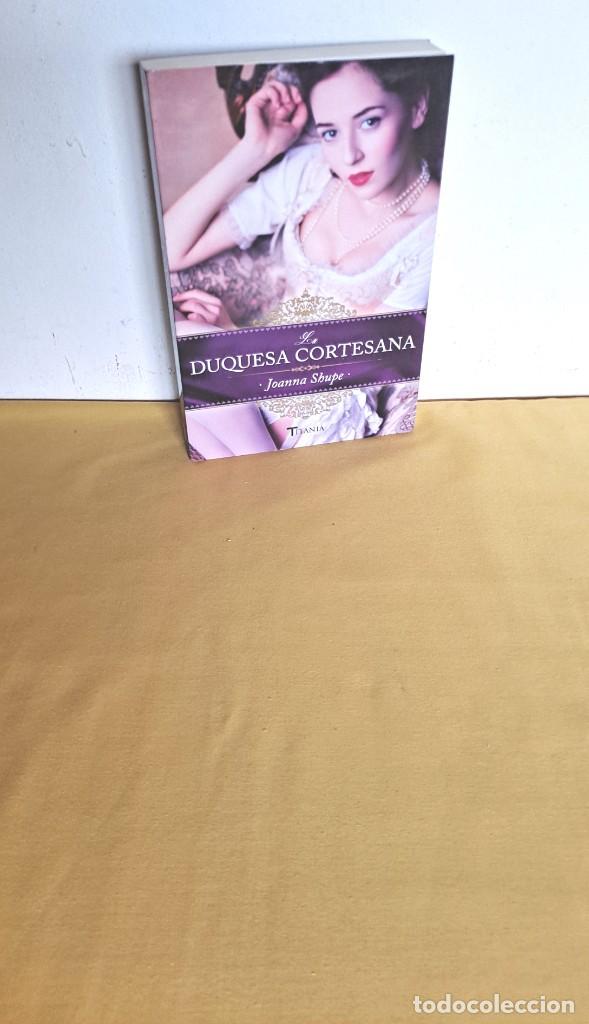 Gebrauchte B&uuml;cher: JOANNA SHUPE - LA DUQUESA CORTESANA - EDICIONES TITANIA 2015
