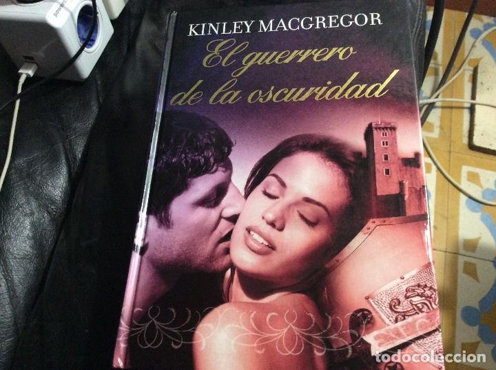 Libros de segunda mano: EL GUERRERO DE LA OSCURIDAD -- KINLEY MACGREGOR -- RBA - Foto 1