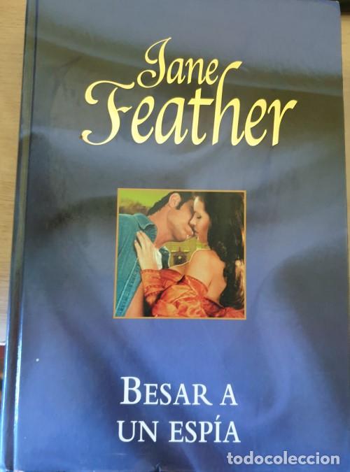 Libros de segunda mano: BESAR A UN ESPIA. - FEATHER, Jane. - Foto 1