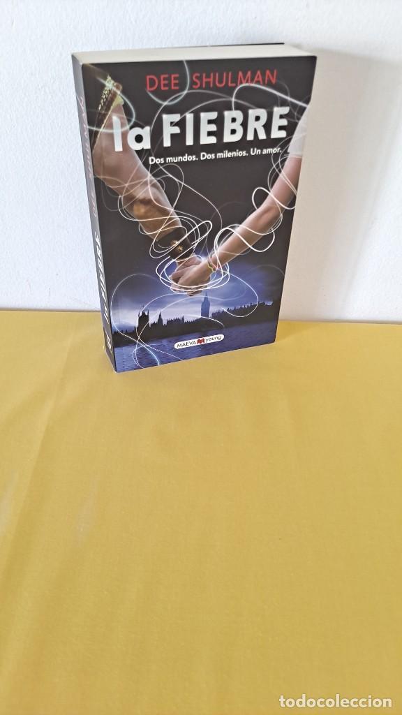 Libri di seconda mano: DEE SHULMAN - LA FIEBRE, DOS MUNDOS. DOS MILENIOS. UN AMOR - EDICIONES MAEVA 2013