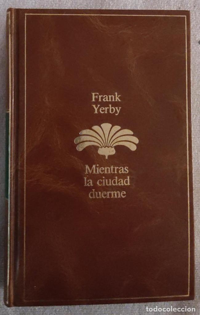 Libros de segunda mano: MIENTRAS LA CIUDAD DUERME. - Foto 1