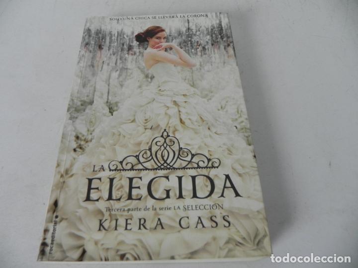 Libros de segunda mano: LA ELEGIDA (KIERA CASS) ROCA EDIT.-2016 - Foto 2