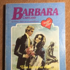 Libros de segunda mano: BARBARA CARTLAND UNA LUZ EN SU VIDA Nº 199 NOVELAS CON CORAZÓN