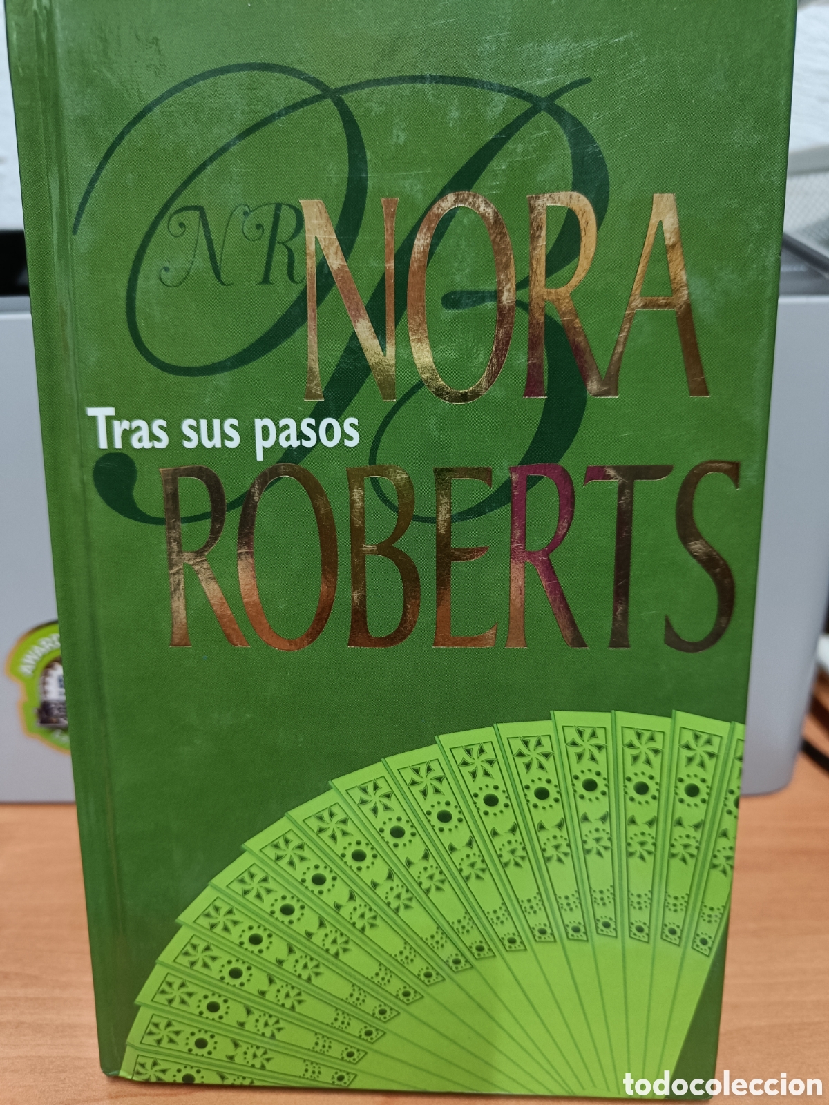Libros de segunda mano: TRAS SUS PASOS. NORA ROBERTS. - Foto 1