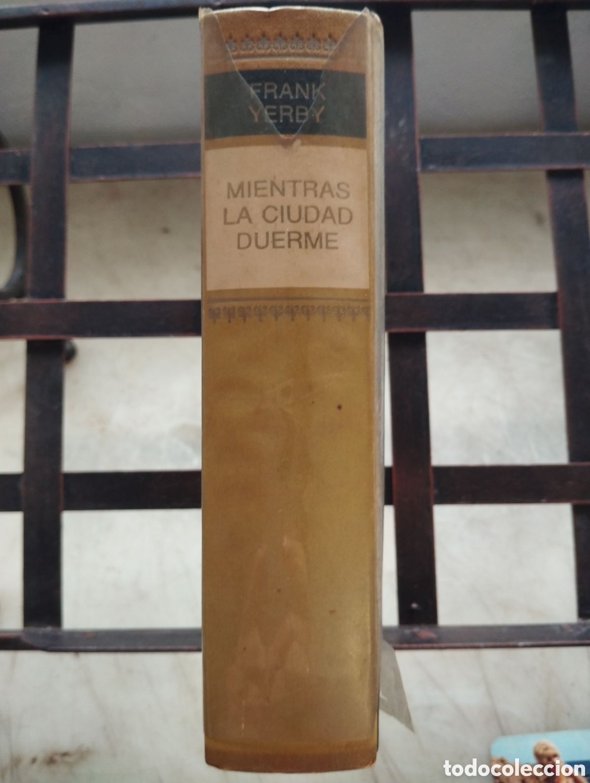 Libros de segunda mano: Mientras la ciudad duerme - Foto 2