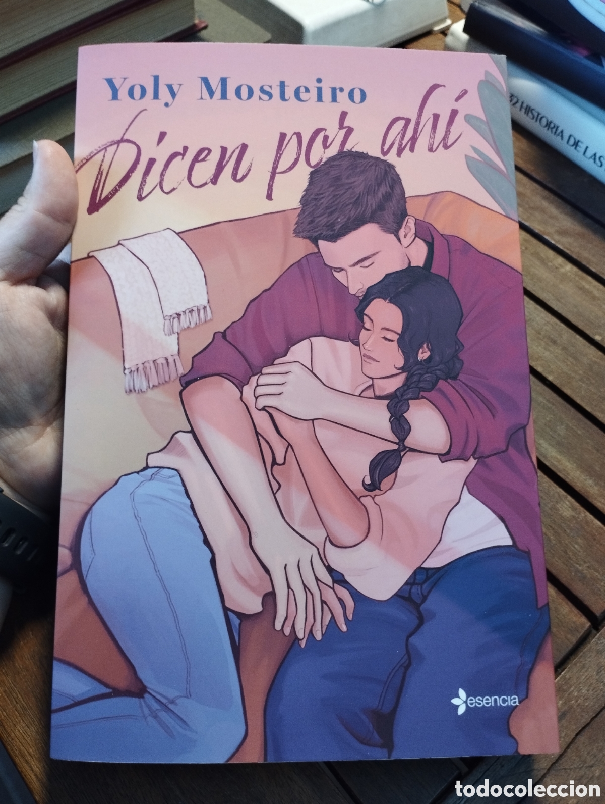 Libros de segunda mano: Dicen por ah&iacute;. Yoly Mosteiro. Editorial ESENCIA 2024 novela rom&aacute;ntica juvenil