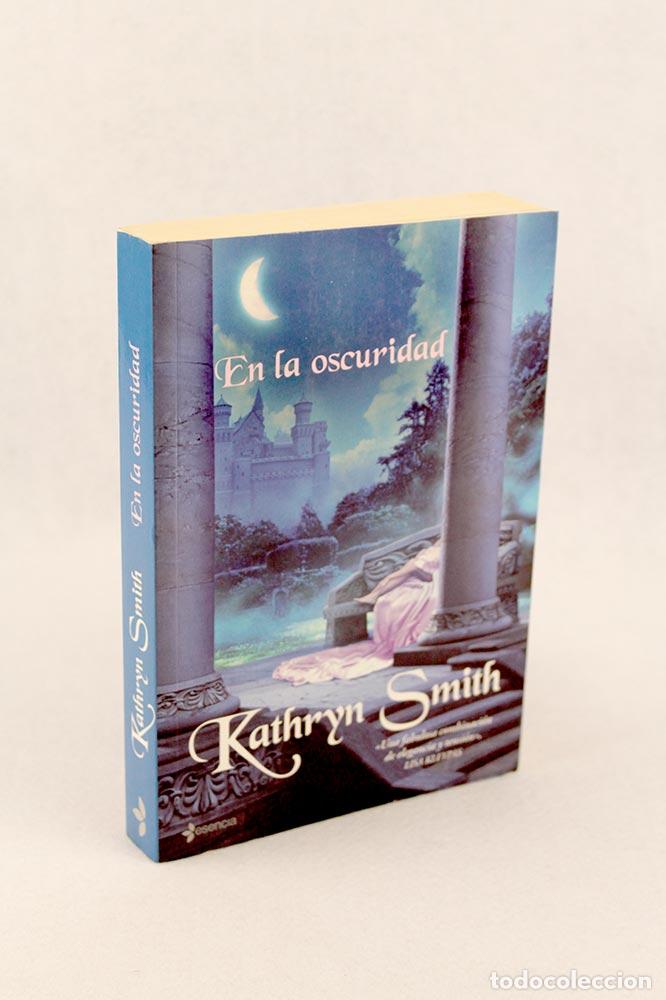 Libros de segunda mano: En la oscuridad - Kathryn Smith - Foto 1