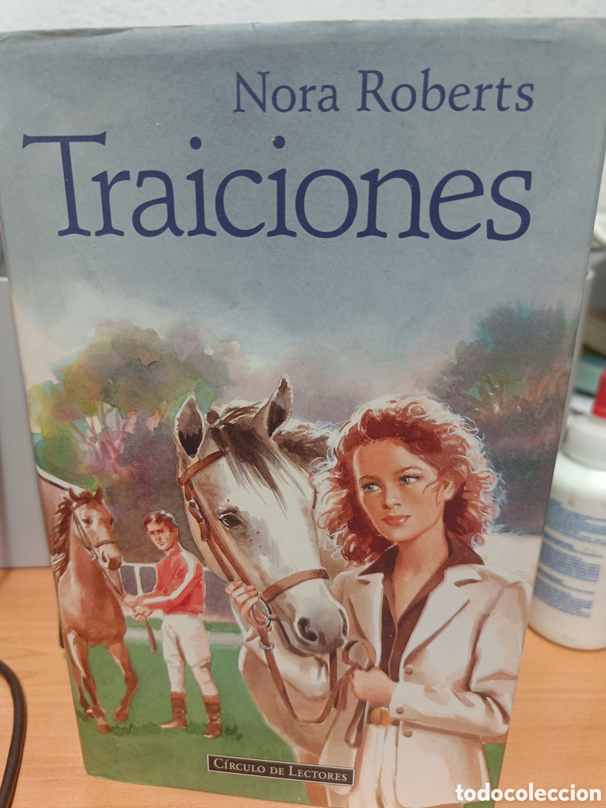 Libros de segunda mano: TRAICIONES. NORA ROBERTS. - Foto 1