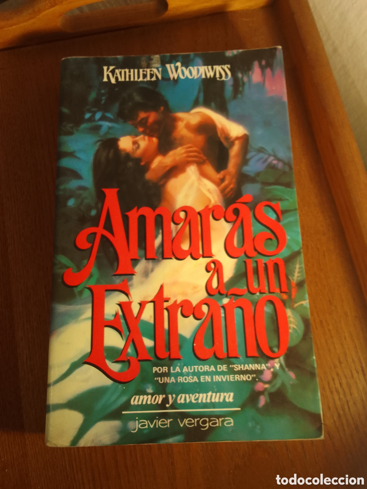 Libros de segunda mano: Kathleen Woodiwiss Amaras A Un Extra&ntilde;o